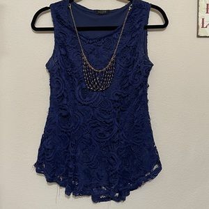 Lacey sleeveless blouse with necklace